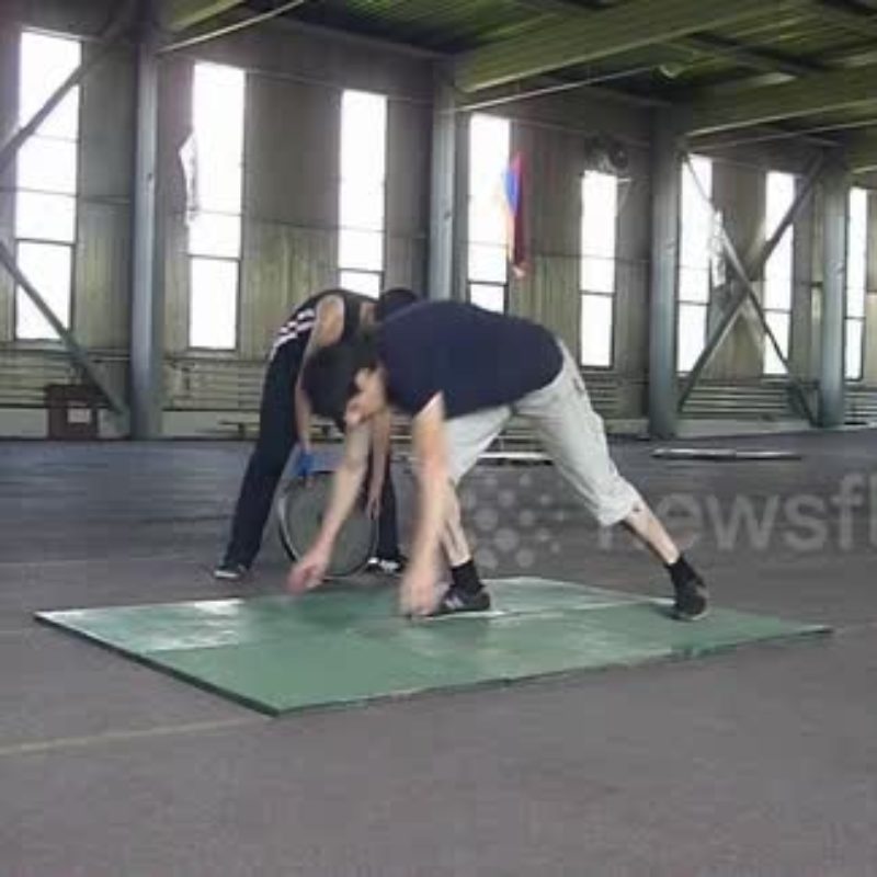 Clean style two-finger push ups with 15 kg 